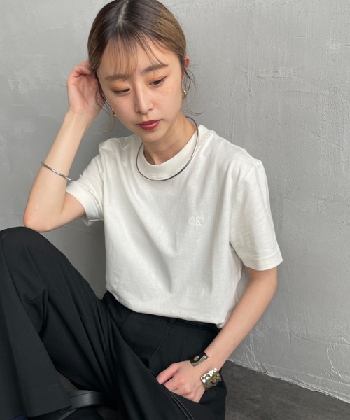 Calvin Klein（カルバン・クライン）の「[Calvin Klein/カルバンクライン] アーカイブ ワンポイントロゴ刺繍Tシャツ（Tシャツ/カットソー・レディース・ブラック/ホワイト・S）」の15枚目の写真
