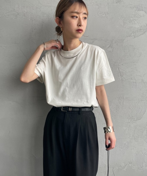 Calvin Klein（カルバン・クライン）の「[Calvin Klein/カルバンクライン] アーカイブ ワンポイントロゴ刺繍Tシャツ（Tシャツ/カットソー・レディース・ブラック/ホワイト・S）」の16枚目の写真