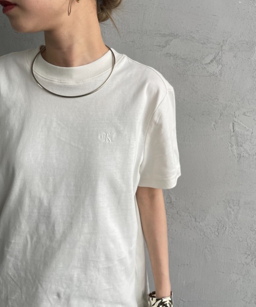 Calvin Klein（カルバン・クライン）の「[Calvin Klein/カルバンクライン] アーカイブ ワンポイントロゴ刺繍Tシャツ（Tシャツ/カットソー・レディース・ブラック/ホワイト・S）」の3枚目の写真