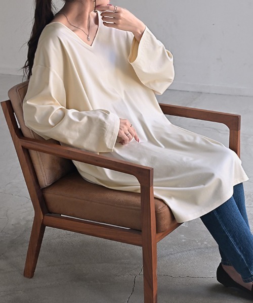HUG.U(ハグユー)の「ひんやり。きれいめ上質 Vネックカットソーチュニック(Tシャツ/カットソー・レディース・アイボリー/スモークピンク/ブラック/ミント/ダークグレー/ホワイト・FREE)」の12枚目の写真