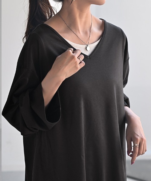 HUG.U(ハグユー)の「ひんやり。きれいめ上質 Vネックカットソーチュニック(Tシャツ/カットソー・レディース・アイボリー/スモークピンク/ブラック/ミント/ダークグレー/ホワイト・FREE)」の21枚目の写真