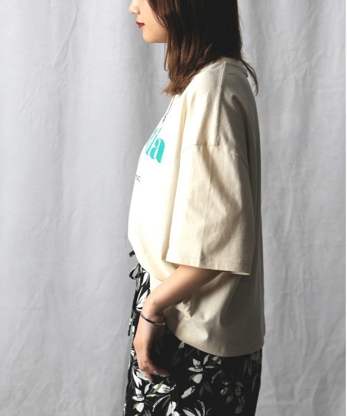 Right-on（ライトオン）の「HONEYSUCKLE ROSE(ハニーサックルローズ)【レディース】プリントビッグＴシャツ（Tシャツ/カットソー・レディース・オフホワイト/ベージュ/ブラック・L/M）」の20枚目の写真