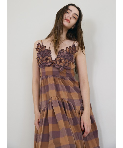 COEL（コエル）の「モチーフ刺繍チェックワンピース（ワンピース・レディース・ネイビー/パープル・36/38）」の2枚目の写真