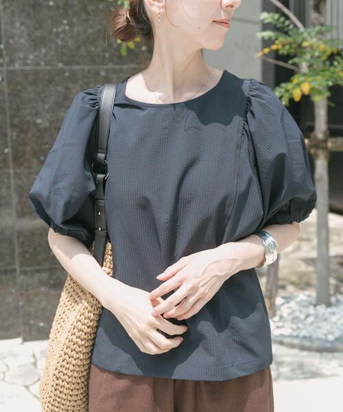 ITEMS URBANRESEARCH(アイテムズ アーバンリサーチ)の「サッカーボリュームスリーブプルオーバー(シャツ/ブラウス・レディース・ホワイト/ベージュ/ネイビー・FREE)」の3枚目の写真