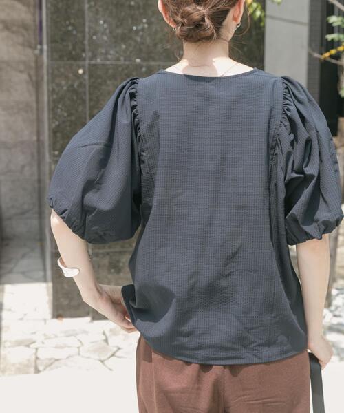 ITEMS URBANRESEARCH(アイテムズ アーバンリサーチ)の「サッカーボリュームスリーブプルオーバー(シャツ/ブラウス・レディース・ホワイト/ベージュ/ネイビー・FREE)」の5枚目の写真