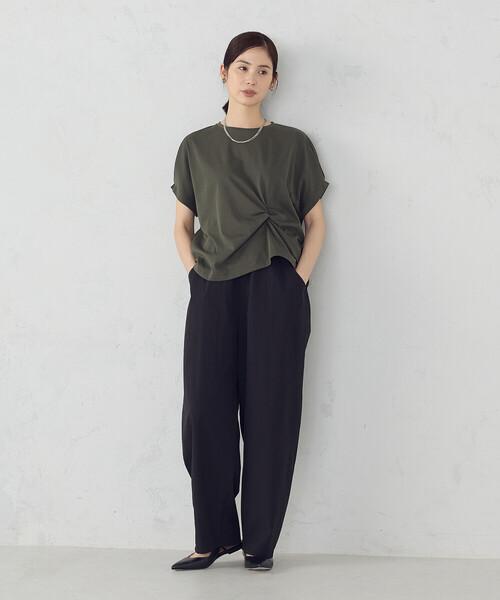 COMME CA ISM(コムサイズム)の「【接触冷感】ツイストタック Tシャツ(Tシャツ/カットソー・レディース・ホワイト/ブラック/カーキ・MEDIUM/LARGE)」の17枚目の写真