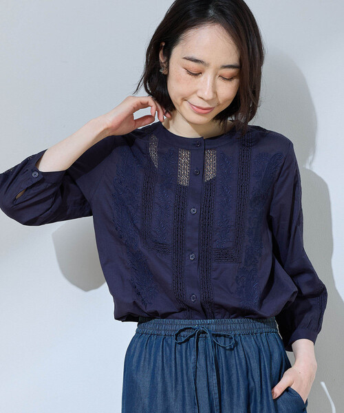 DECOY SINCE 1981（デコイシンスイチキュウハチイチ）の「レース刺しゅうブラウス（シャツ/ブラウス・レディース・ホワイト/ネイビー/サックスブルー・9号/11号/13号）」の2枚目の写真