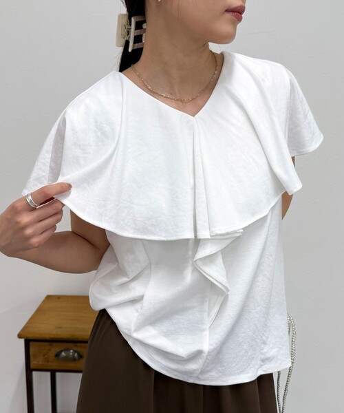 fredy emue(フレディエミュ)の「ラッフルカットソーブラウス(Tシャツ/カットソー・レディース・ブラック/ベージュ/レッド/オフホワイト・38)」の2枚目の写真