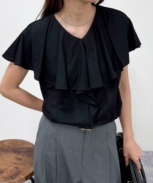 fredy emue(フレディエミュ)の「ラッフルカットソーブラウス(Tシャツ/カットソー・レディース・ブラック/ベージュ/レッド/オフホワイト・38)」の12枚目の写真