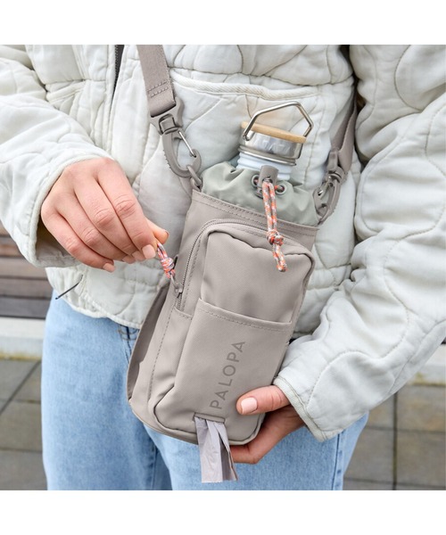 PALOPA(パロパ)の「PALOPA Japan/パロパ Boudi(犬のおでかけ用ボトル&おやつポーチ) / Bottle Snack Bag Boudi(ショルダーバッグ・レディース・ダークオリーブ/グレー・ONESIZE)」の2枚目の写真