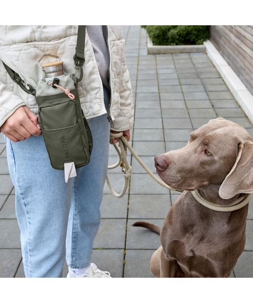 PALOPA(パロパ)の「PALOPA Japan/パロパ Boudi(犬のおでかけ用ボトル&おやつポーチ) / Bottle Snack Bag Boudi(ショルダーバッグ・レディース・ダークオリーブ/グレー・ONESIZE)」の1枚目の写真