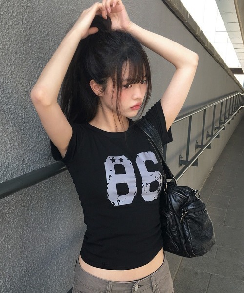 anyonemore(エニワンモア)の「86ナンバーレタリングスリム半袖Tシャツ(Tシャツ/カットソー・レディース・ネイビー/ホワイト/ブラック・FREE)」の5枚目の写真