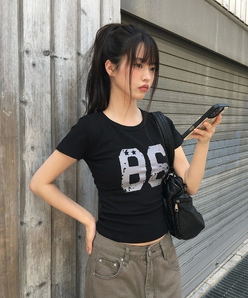 anyonemore(エニワンモア)の「86ナンバーレタリングスリム半袖Tシャツ(Tシャツ/カットソー・レディース・ネイビー/ホワイト/ブラック・FREE)」の4枚目の写真