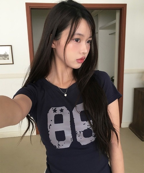 anyonemore(エニワンモア)の「86ナンバーレタリングスリム半袖Tシャツ(Tシャツ/カットソー・レディース・ネイビー/ホワイト/ブラック・FREE)」の10枚目の写真