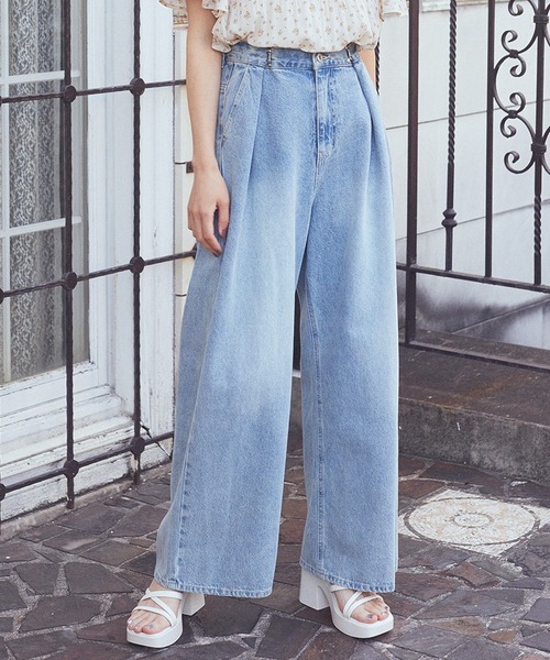 earth music&ecology（アースミュージックアンドエコロジー）の「タックホックデニムパンツ（デニムパンツ・レディース・ブラック/その他14/ライトインディゴブルー・S/M）」の4枚目の写真