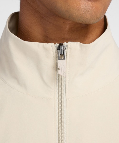 NEW BALANCE（ニューバランス）の「ウーブントラックジャケット 裏メッシュ（ジャージ・メンズ・グレイッシュベージュ/ネイビー/ブラック・LARGE/X-LARGE/XX-LARGE/SMALL/MEDIUM）」の4枚目の写真