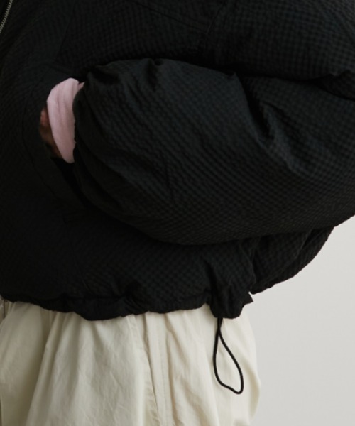 Auntie Rosa Holiday(アンティローザホリデー)の「シアーサッカー中綿ショートジャケット(ダウンジャケット/コート・レディース・ブラック/アイボリー・FREE)」の4枚目の写真