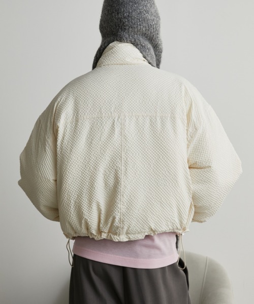 Auntie Rosa Holiday(アンティローザホリデー)の「シアーサッカー中綿ショートジャケット(ダウンジャケット/コート・レディース・ブラック/アイボリー・FREE)」の8枚目の写真