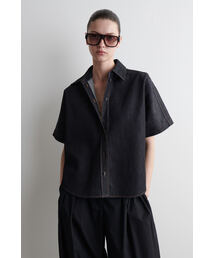 ボックスシルエットの半袖デニムシャツ