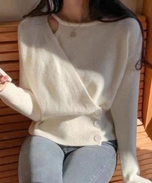 2ly2（トゥーリートゥー）の「アシメ×ボタンデザインニット（ニット/セーター）」