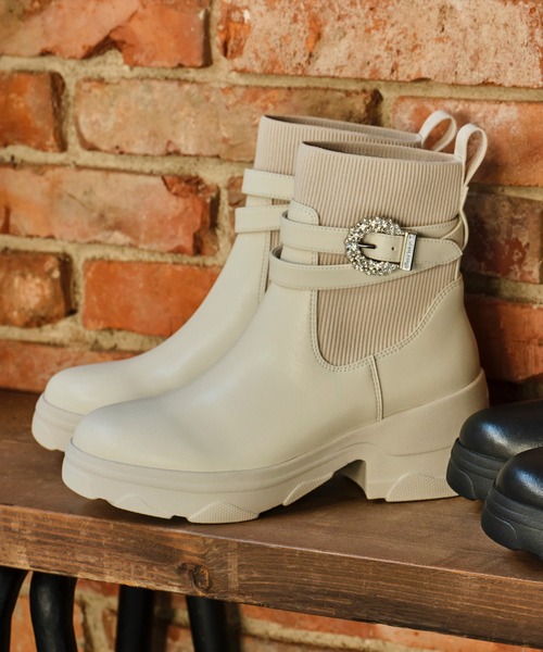 +diana（プラスダイアナ）の「【軽量】クリスタルバックル ショートブーツ（ブーツ・レディース・ブラック/アイボリー・21.5cm/22.0cm/22.5cm/23.0cm/23.5cm/24.0cm/24.5cm/25.0cm/25.5cm）」の16枚目の写真