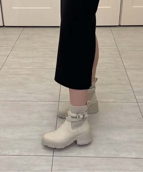 +diana（プラスダイアナ）の「【軽量】クリスタルバックル ショートブーツ（ブーツ・レディース・ブラック/アイボリー・21.5cm/22.0cm/22.5cm/23.0cm/23.5cm/24.0cm/24.5cm/25.0cm/25.5cm）」の22枚目の写真