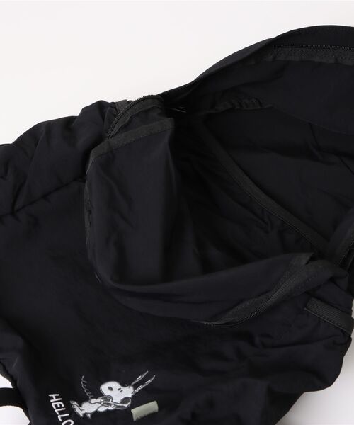 PEANUTS(ピーナッツ)の「PEANUTS/ピーナッツ VINTAGE TRAVEL スヌーピー パッカブル軽量バッグ(バックパック/リュック・レディース・ブラック/ライトグレー・ONE SIZE)」の5枚目の写真