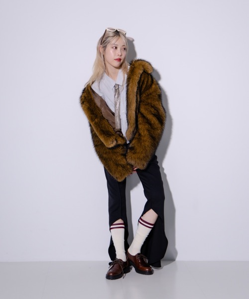 Ray BEAMS（レイビームス）の「フェイクファー ショート ブルゾン（ブルゾン・レディース・ダークブラウン/シルバー・0/1）」の4枚目の写真