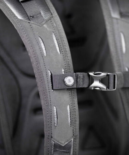 BROSKI AND SUPPLY（ブロスキーアンドサプライ）の「【BROSKI AND SUPPLY NEW ITEM】HUB5 / waterproof leather ビジネスバッグ（バックパック/リュック・メンズ・ネイビー/チャコールグレー・FREE）」の13枚目の写真