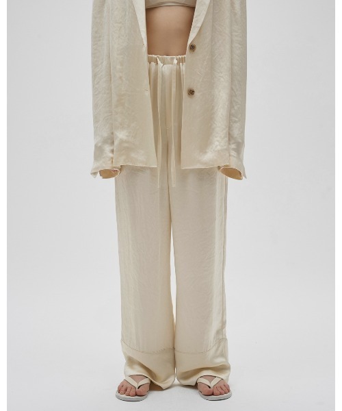 TODAYFUL(トゥデイフル)の「Satin Easy Pants(その他パンツ・レディース・キナリ/ダークブラウン/ブラック・36inch/38inch)」の5枚目の写真