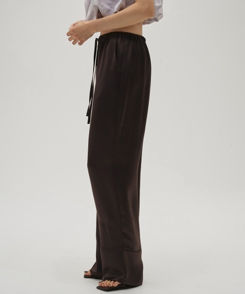 TODAYFUL(トゥデイフル)の「Satin Easy Pants(その他パンツ・レディース・キナリ/ダークブラウン/ブラック・36inch/38inch)」の18枚目の写真