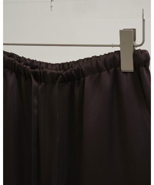 TODAYFUL(トゥデイフル)の「Satin Easy Pants(その他パンツ・レディース・キナリ/ダークブラウン/ブラック・36inch/38inch)」の14枚目の写真