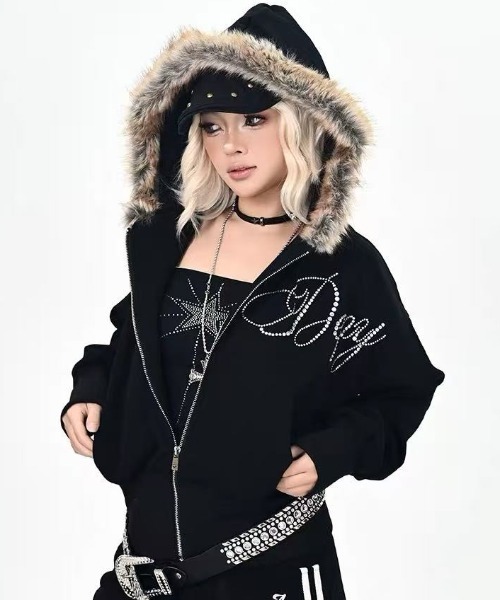 Achic(アシック)の「フェイクファーフード付き ラインストーンロゴブルゾン(ブルゾン・レディース・ブラック・M)」の2枚目の写真