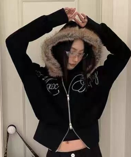 Achic(アシック)の「フェイクファーフード付き ラインストーンロゴブルゾン(ブルゾン・レディース・ブラック・M)」の7枚目の写真