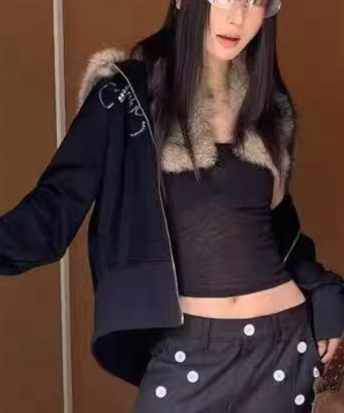 Achic(アシック)の「フェイクファーフード付き ラインストーンロゴブルゾン(ブルゾン・レディース・ブラック・M)」の5枚目の写真