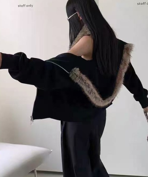 Achic(アシック)の「フェイクファーフード付き ラインストーンロゴブルゾン(ブルゾン・レディース・ブラック・M)」の9枚目の写真