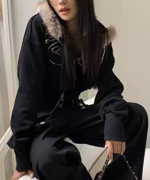Achic(アシック)の「フェイクファーフード付き ラインストーンロゴブルゾン(ブルゾン・レディース・ブラック・M)」の4枚目の写真
