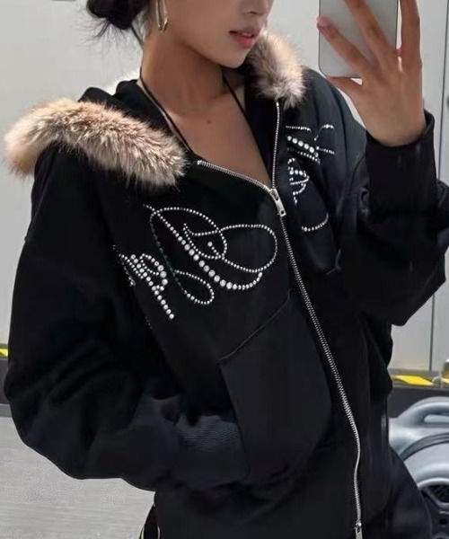 Achic(アシック)の「フェイクファーフード付き ラインストーンロゴブルゾン(ブルゾン・レディース・ブラック・M)」の6枚目の写真