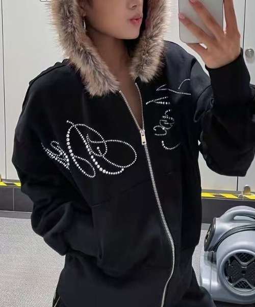 Achic(アシック)の「フェイクファーフード付き ラインストーンロゴブルゾン(ブルゾン・レディース・ブラック・M)」の10枚目の写真