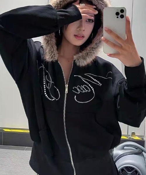 Achic(アシック)の「フェイクファーフード付き ラインストーンロゴブルゾン(ブルゾン・レディース・ブラック・M)」の11枚目の写真