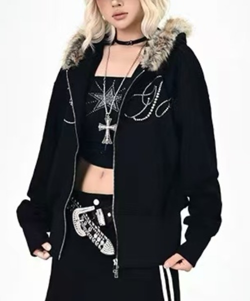 Achic(アシック)の「フェイクファーフード付き ラインストーンロゴブルゾン(ブルゾン・レディース・ブラック・M)」の13枚目の写真