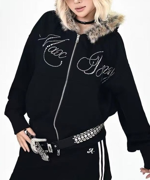 Achic(アシック)の「フェイクファーフード付き ラインストーンロゴブルゾン(ブルゾン・レディース・ブラック・M)」の15枚目の写真