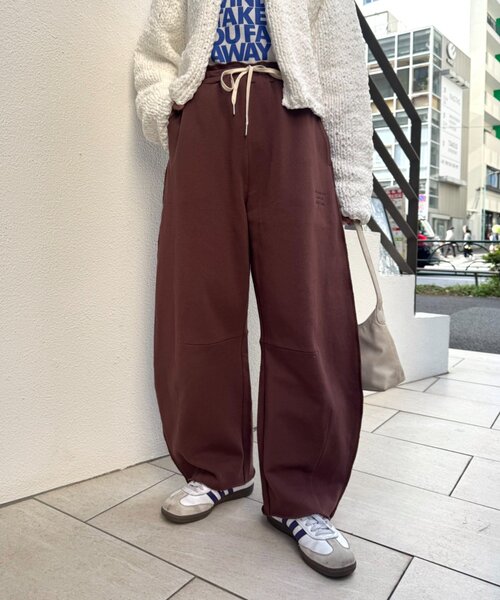 セール】【3サイズ展開】ワンポイントロゴ刺繍スウェットカーブパンツ