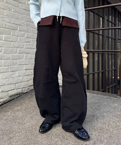 セール】【3サイズ展開】ワンポイントロゴ刺繍スウェットカーブパンツ