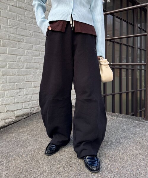 セール】【3サイズ展開】ワンポイントロゴ刺繍スウェットカーブパンツ