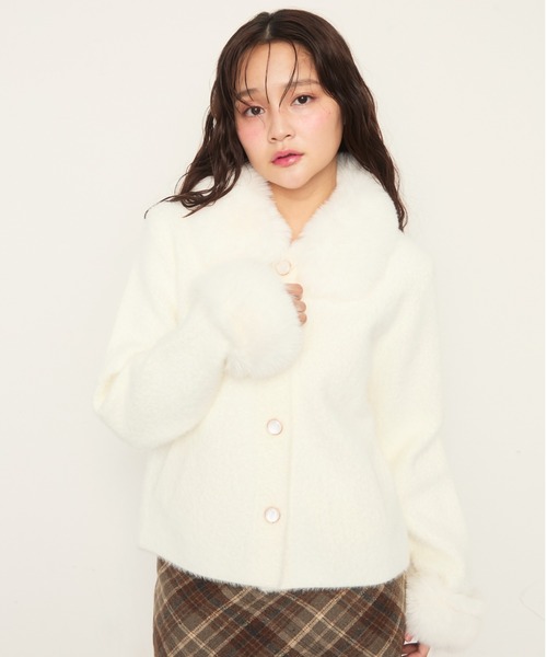 Nadana(ナダナ)の「ファー付きニットカーデ(ニット/セーター・レディース・ホワイト/ブラック・FREE)」の4枚目の写真