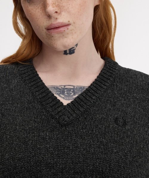 FRED PERRY(フレッドペリー)の「Metallic Knit V-Neck Jumper/ラメVネックニット(ニット/セーター・レディース・グレー・10)」の3枚目の写真