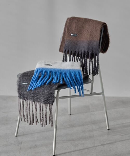 AMERICAN HOLIC（アメリカンホリック）の「バイカラーシャギーマフラー（マフラー・レディース・チャコールグレー/グレー/ブラウン・FREE）」の4枚目の写真