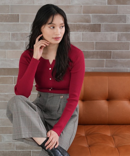 TRUDEA（トルディア）の「スリットフェイクリブニット（ニット/セーター・レディース・ネイビー/ブラウン/レッド/ブラック・MEDIUM/LARGE）」の4枚目の写真