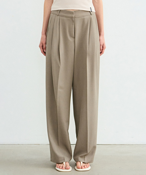NICK&NICOLE（ニックアンドニコール）の「MINIMAL LONG PINTUCK SLACKS_KHAKI GRAY（スラックス・レディース・その他・SMALL/MEDIUM/LARGE）」の2枚目の写真